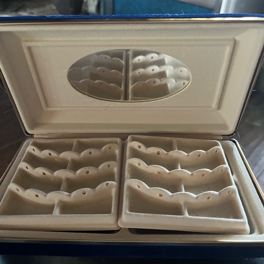 Travel Jewlery case. Blue velvet feeling case only issue is the line on outside